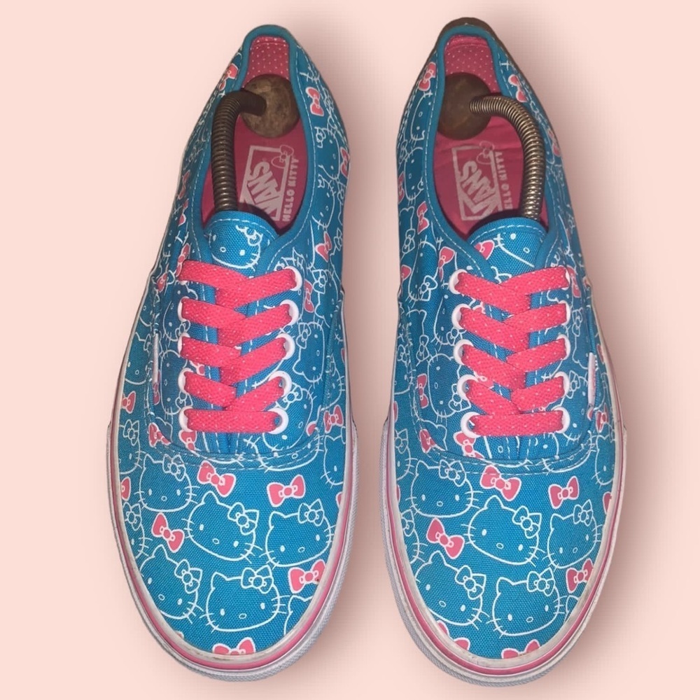Vans Limited Edition Hello Kitty  Low Top Skate Shoe Sneakers, Size 10